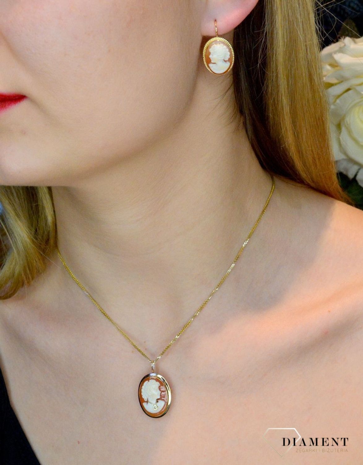 Złote kolczyki 585 Pani Walewska wiszące z koralem KL 7983.jpg